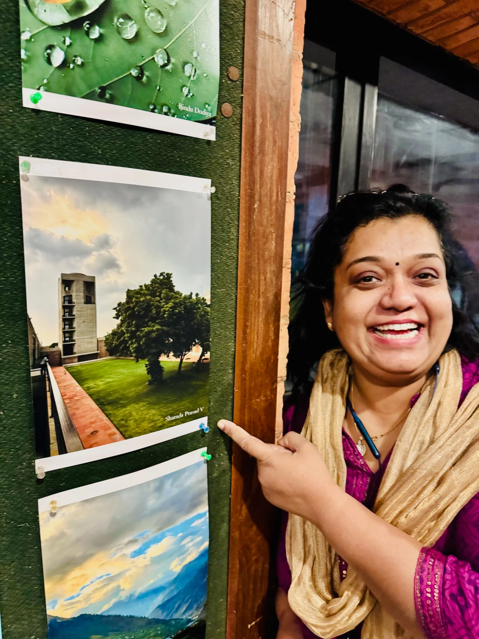Sharada-with-her-photo-at-IIM