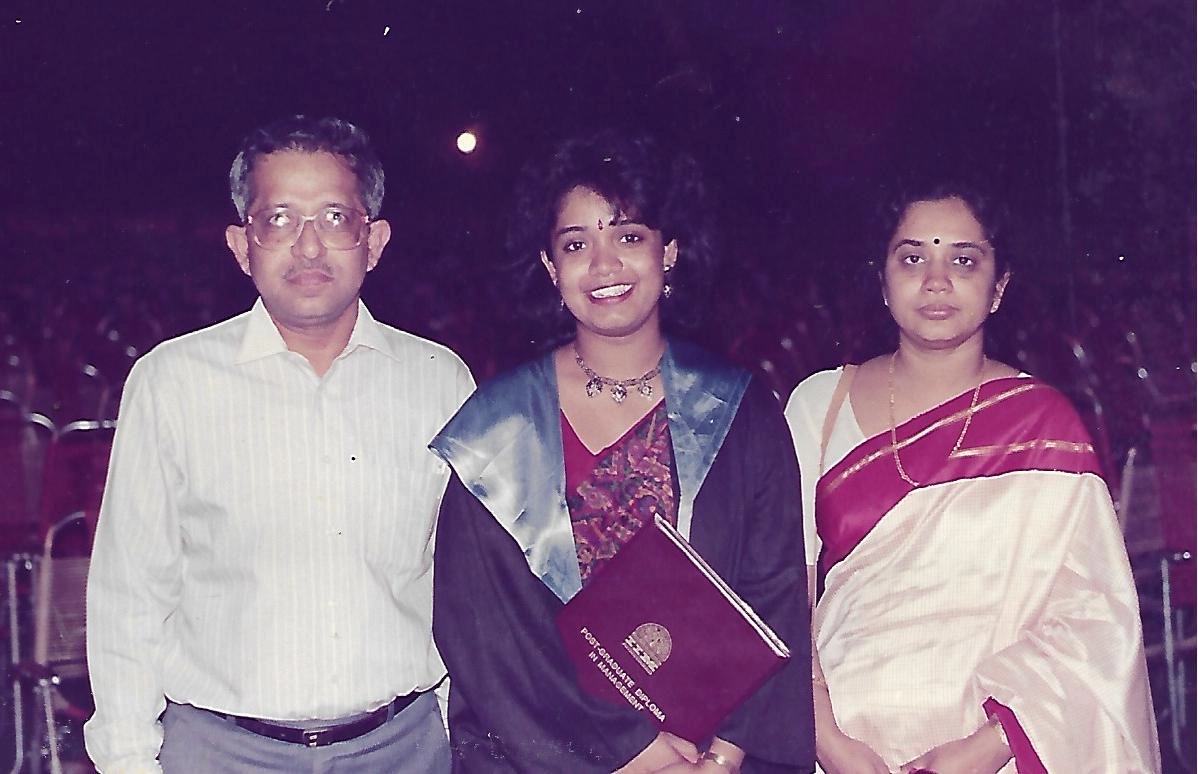 sharada-Grad-photo-with-parents